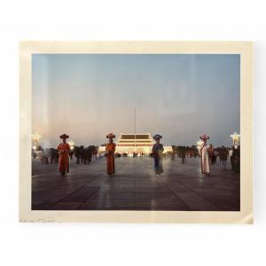 Photographie de R. Huang - Femmes devant la place Tian’anmen - Chine