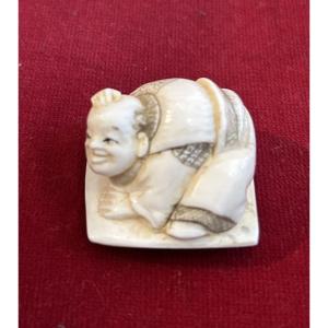 Netsuke Japon fin 19ème Personnage souriant portant un masque sévère   Théâtre Nô