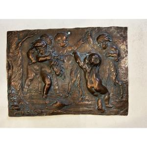 Bas relief en cuivre repoussé 19eme Bacchanale de putti avec chèvre d’après Duquenoy. Plaque 