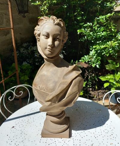 Buste d'une Elégante en Terre Cuite