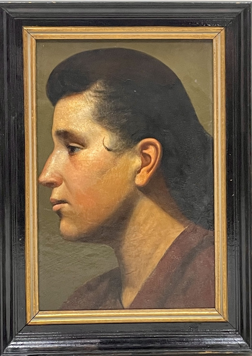 Portrait De Profil D’une Jeune Femme 