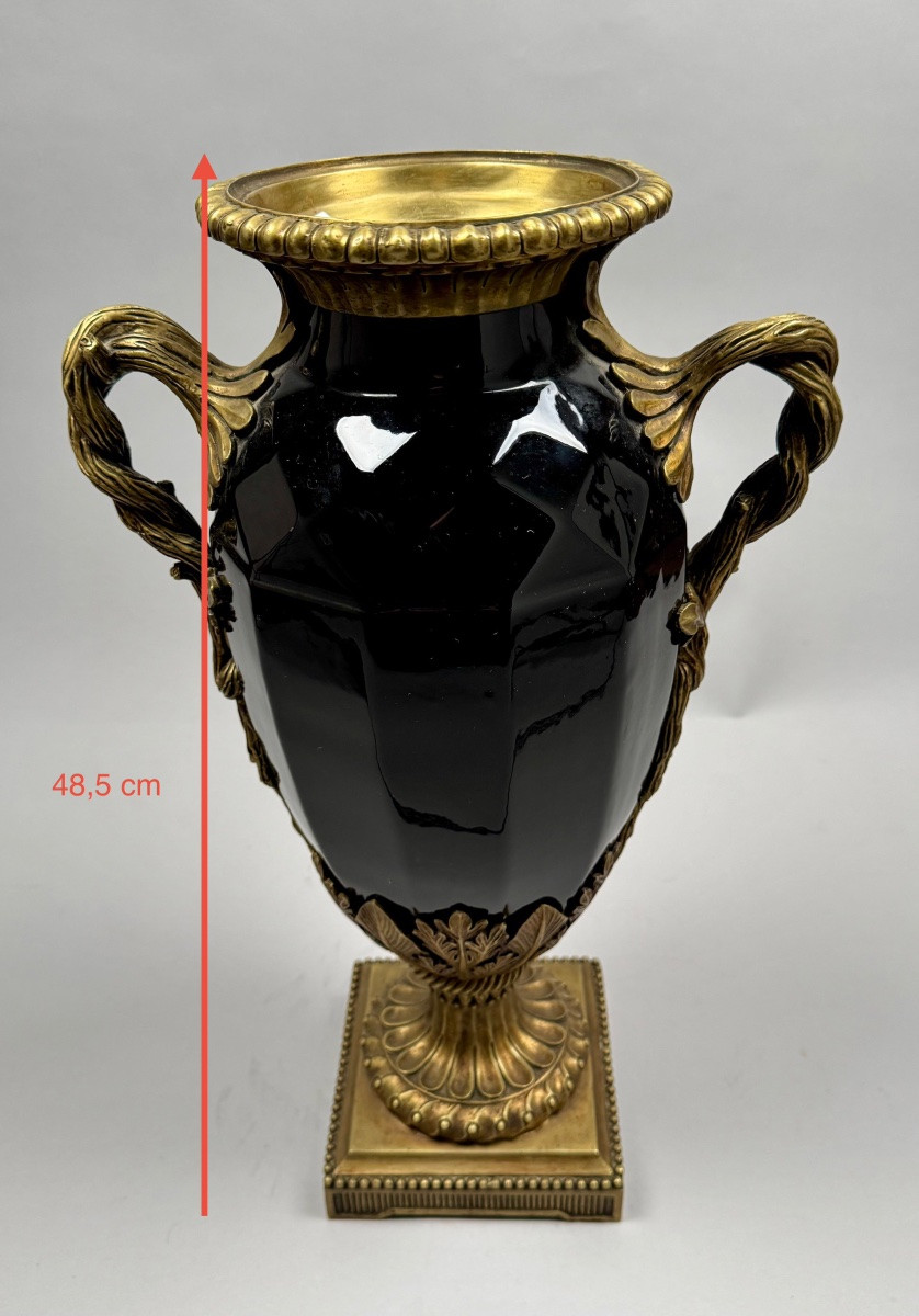 Grand vase néoclassique en céramique noire à anses en bronze doré-photo-2