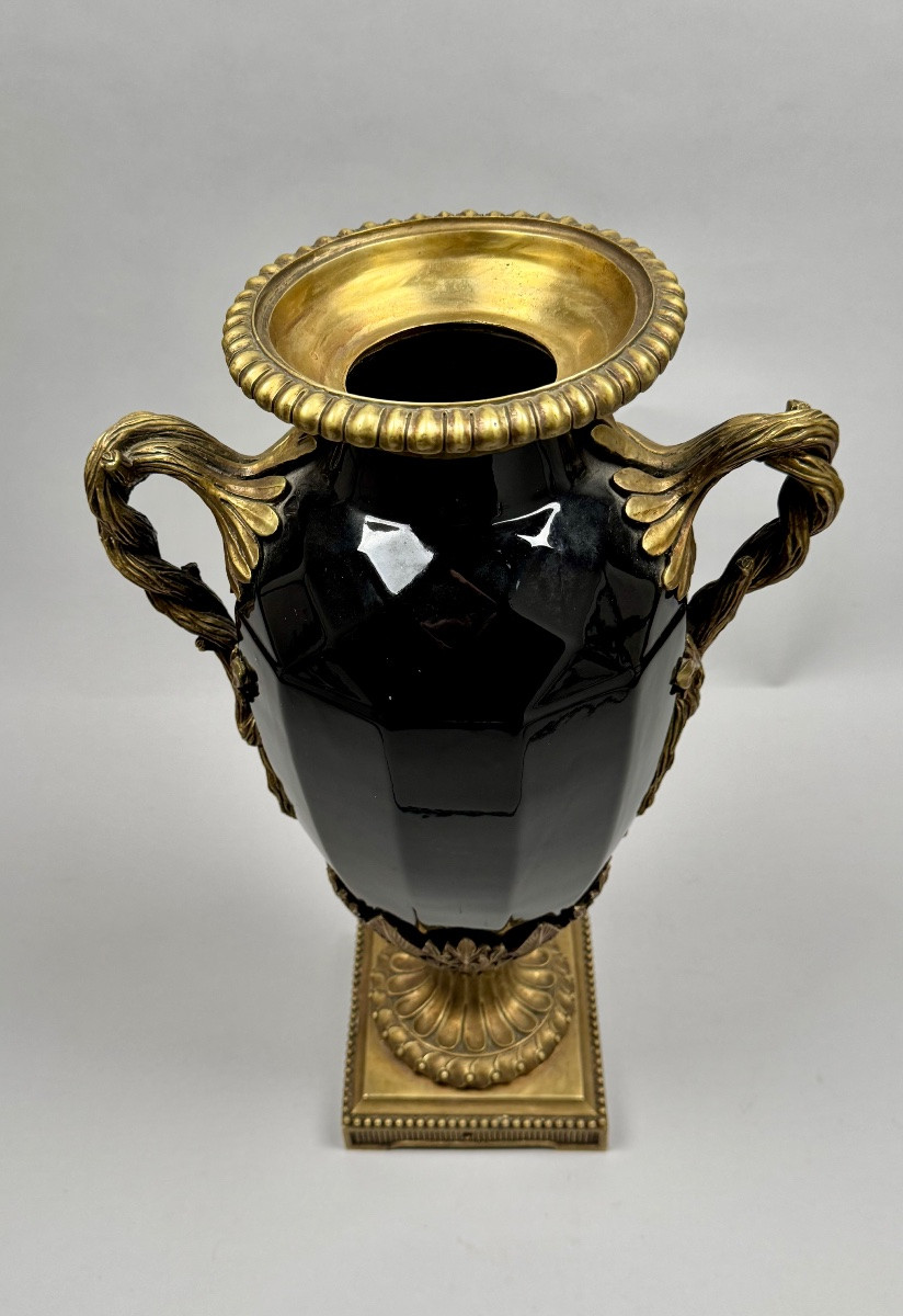 Grand vase néoclassique en céramique noire à anses en bronze doré-photo-3