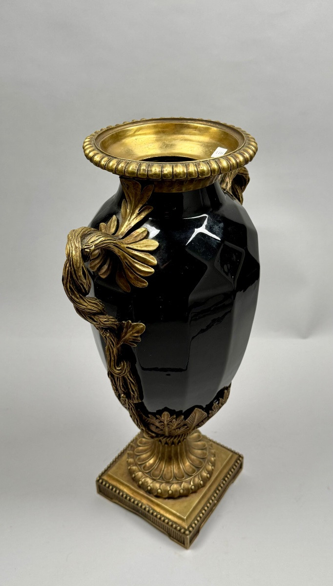 Grand vase néoclassique en céramique noire à anses en bronze doré-photo-4