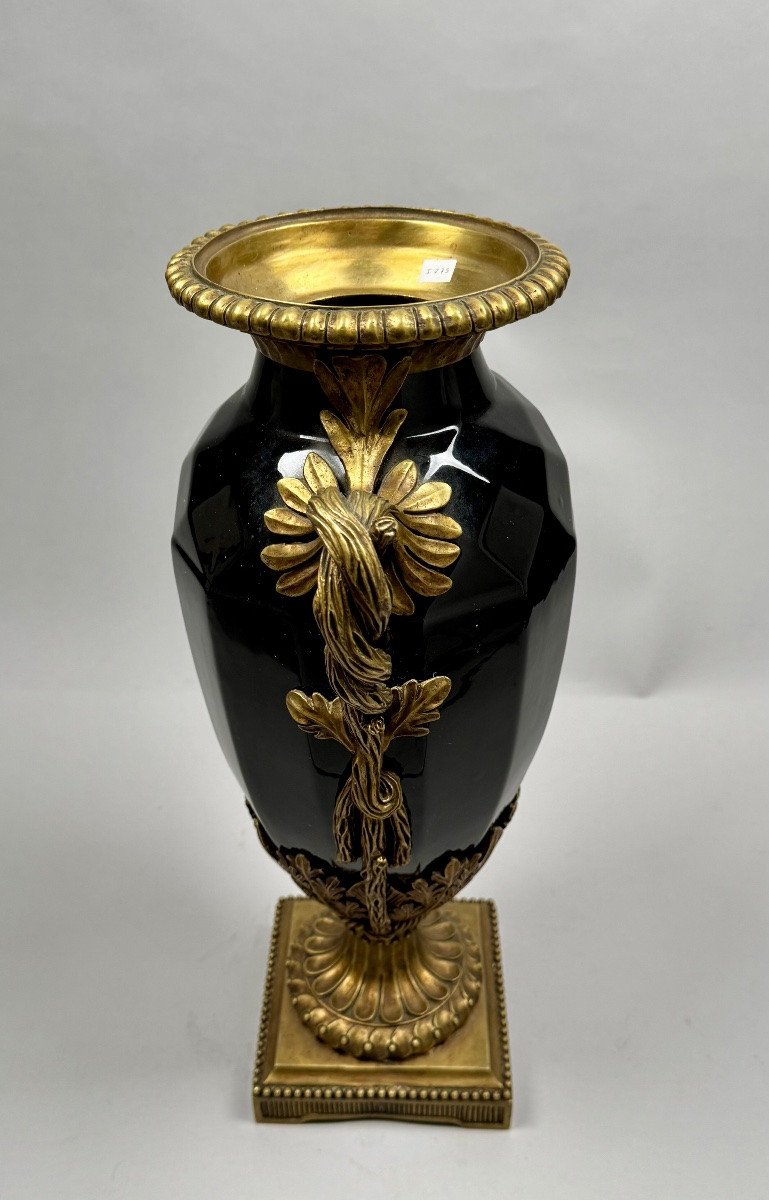 Grand vase néoclassique en céramique noire à anses en bronze doré-photo-2