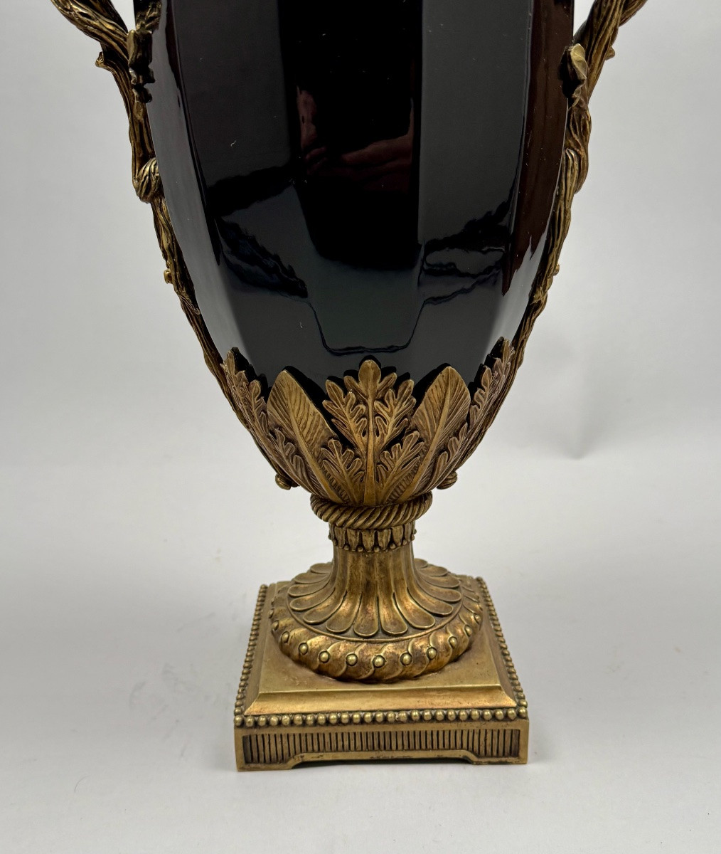 Grand vase néoclassique en céramique noire à anses en bronze doré-photo-3