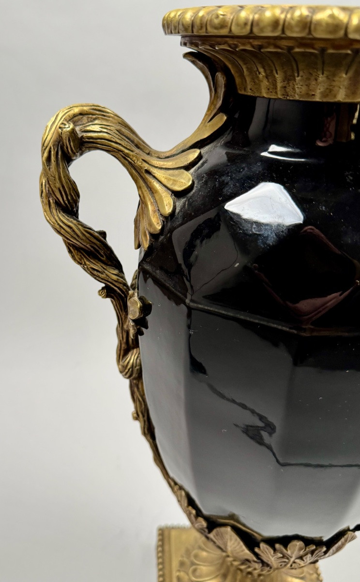 Grand vase néoclassique en céramique noire à anses en bronze doré-photo-4