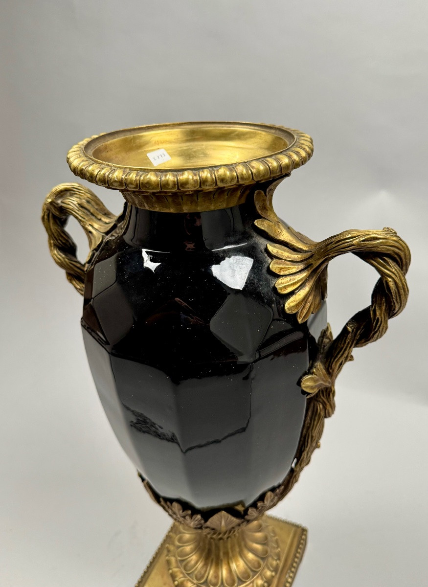 Grand vase néoclassique en céramique noire à anses en bronze doré-photo-5