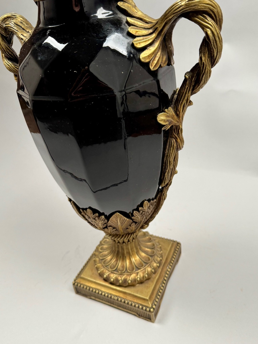 Grand vase néoclassique en céramique noire à anses en bronze doré-photo-6