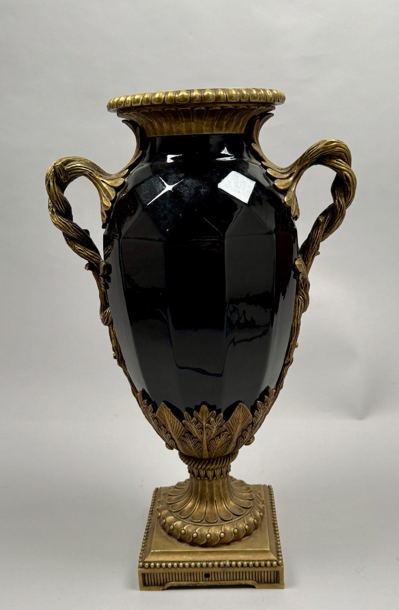 Grand vase néoclassique en céramique noire à anses en bronze doré-photo-7
