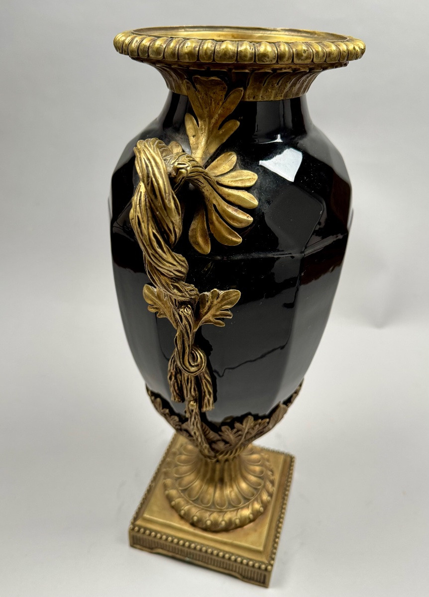 Grand vase néoclassique en céramique noire à anses en bronze doré-photo-8
