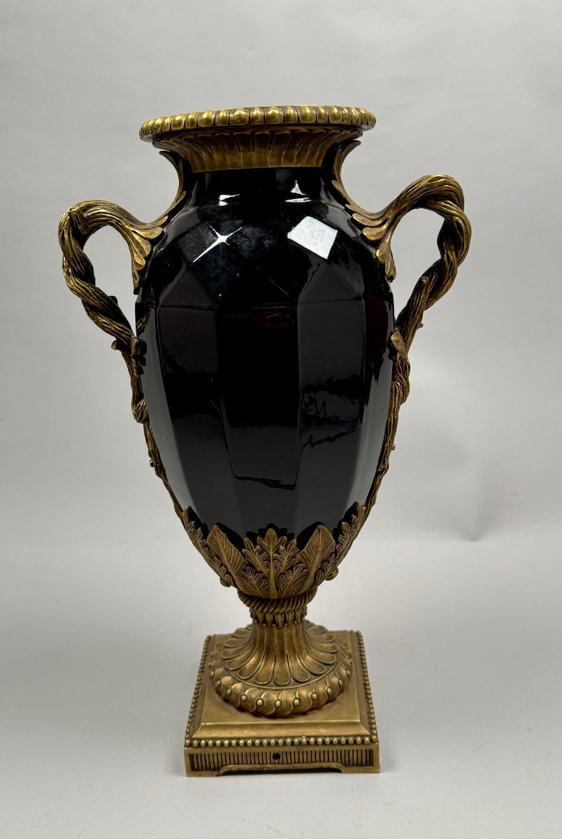 Grand vase néoclassique en céramique noire à anses en bronze doré