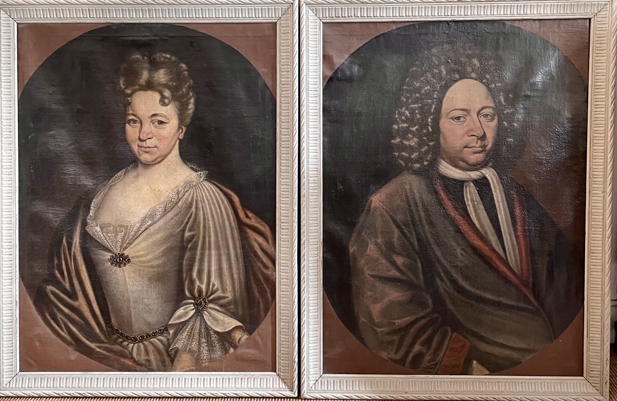 Paire de portraits datés 1715