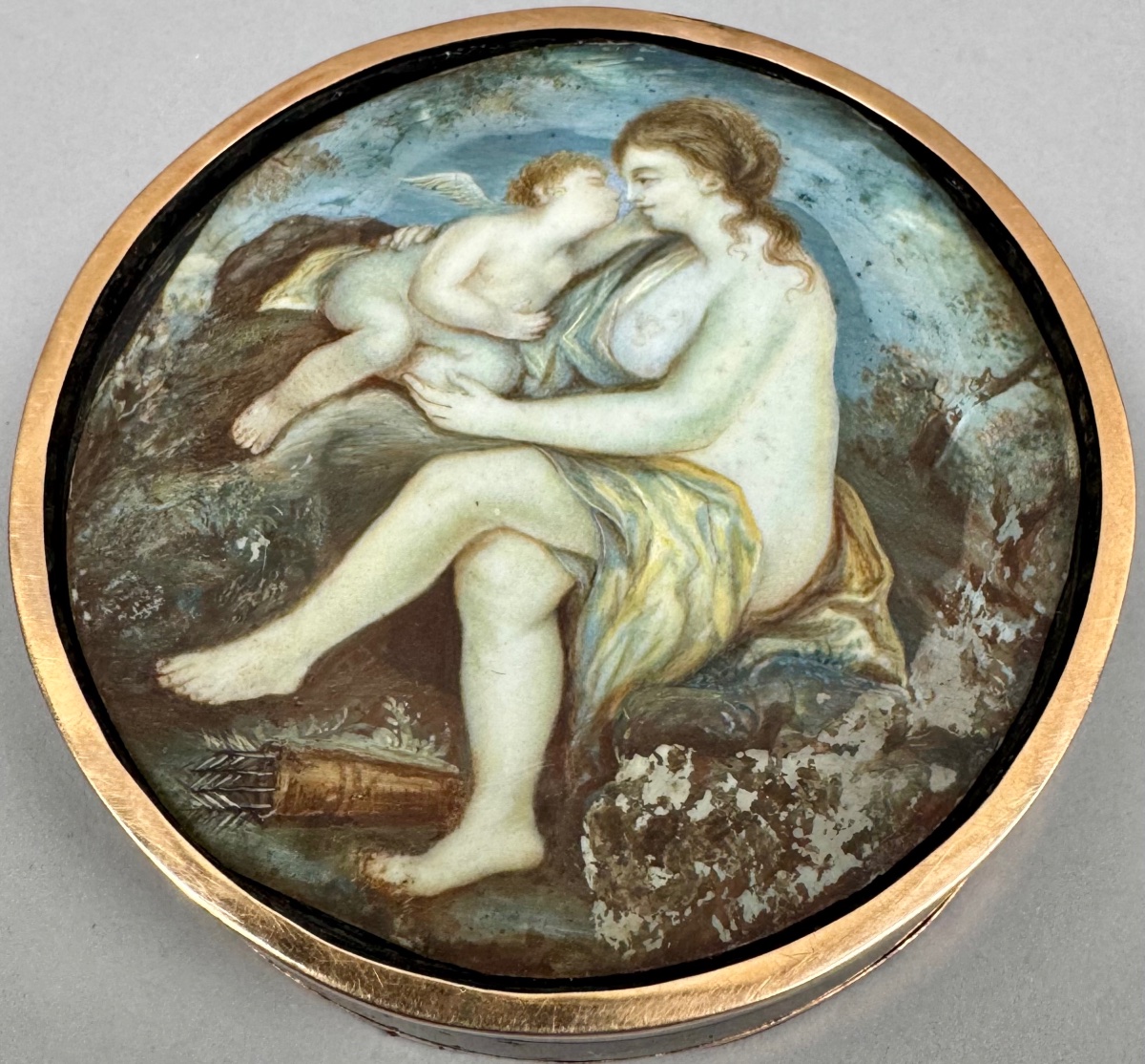 Boîte ronde au décor de Vénus et Cupidon sertie d’un pourtour en or 14k-photo-2
