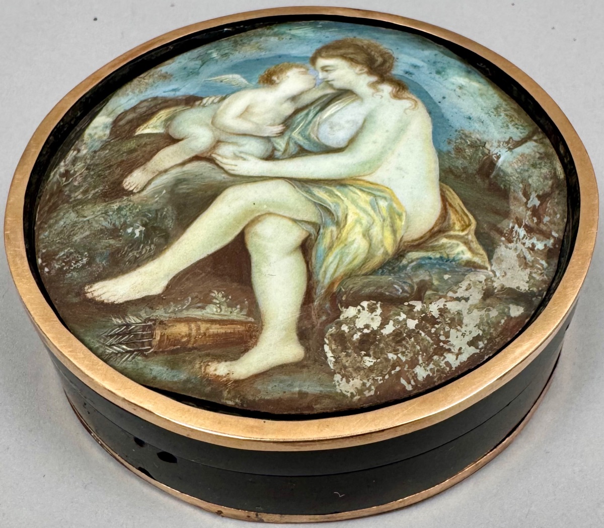 Boîte ronde au décor de Vénus et Cupidon sertie d’un pourtour en or 14k-photo-3