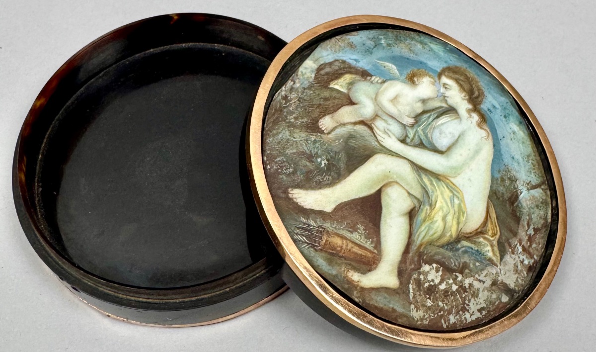 Boîte ronde au décor de Vénus et Cupidon sertie d’un pourtour en or 14k-photo-4