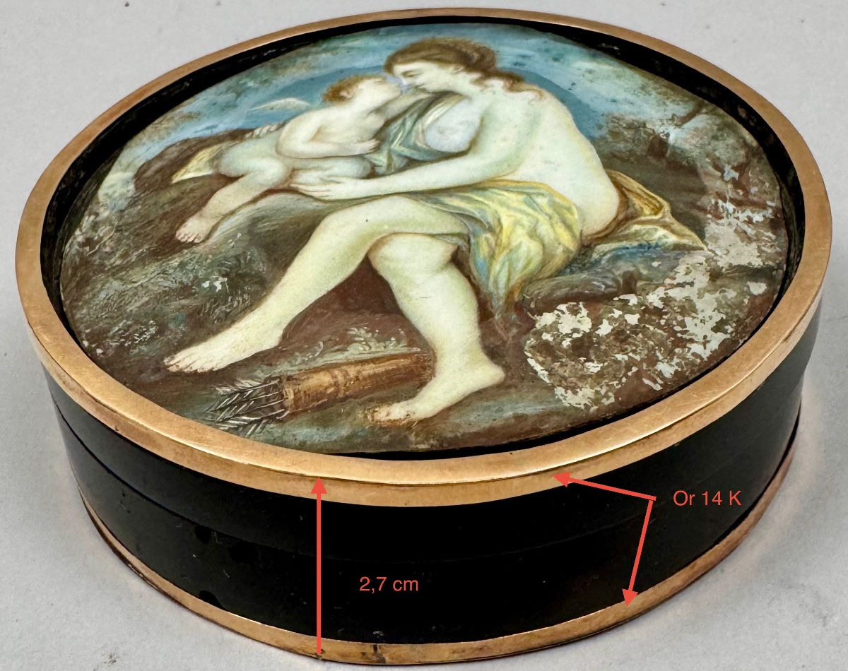 Boîte ronde au décor de Vénus et Cupidon sertie d’un pourtour en or 14k-photo-1