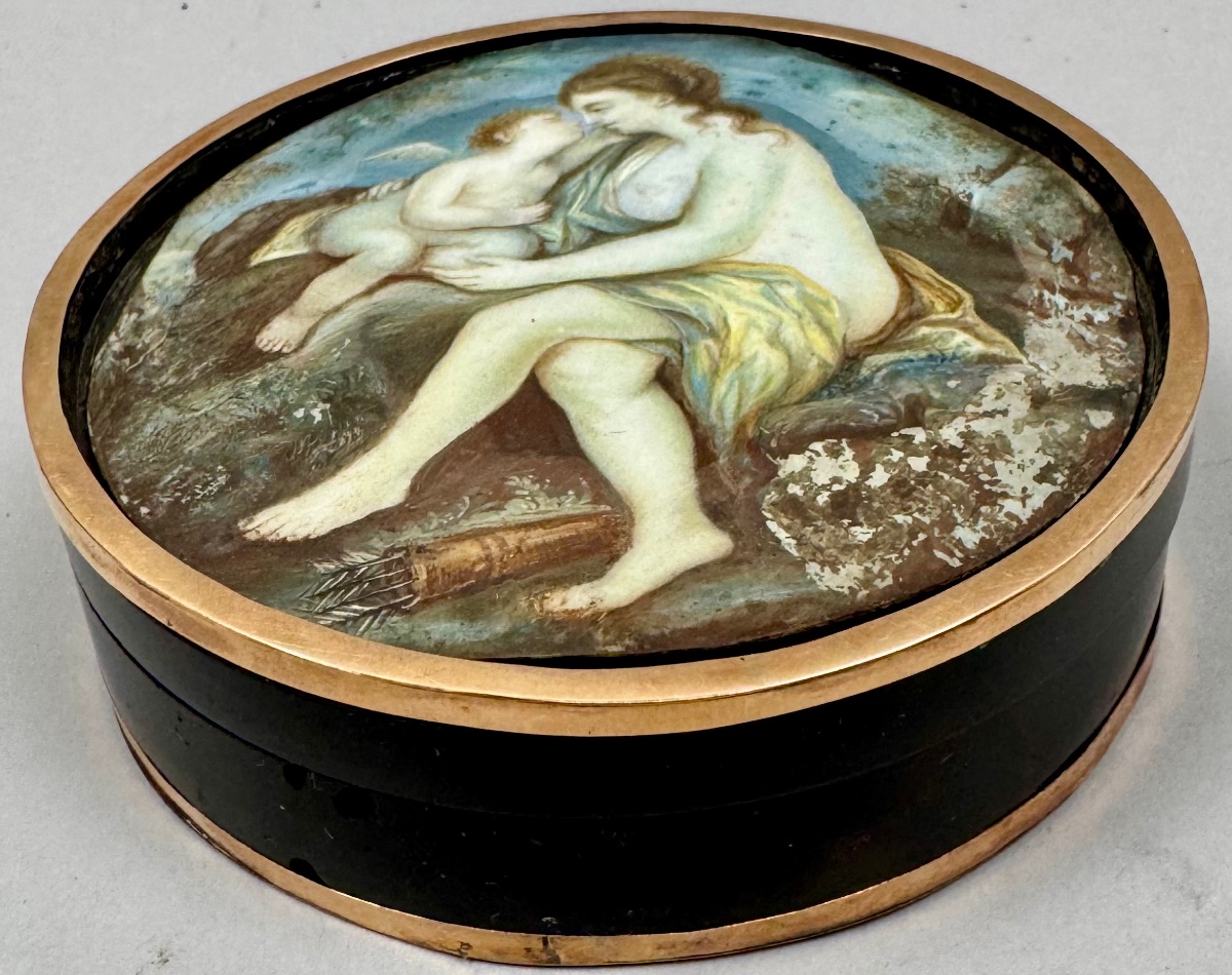 Boîte ronde au décor de Vénus et Cupidon sertie d’un pourtour en or 14k-photo-2