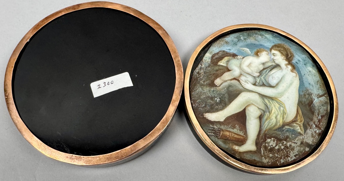 Boîte ronde au décor de Vénus et Cupidon sertie d’un pourtour en or 14k-photo-3
