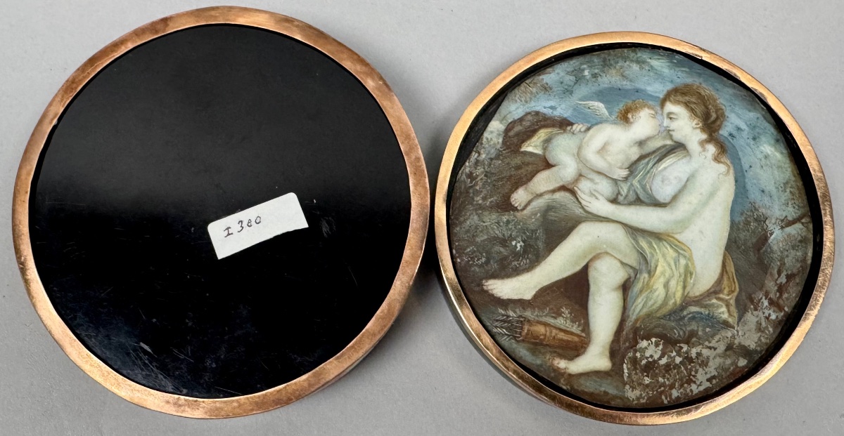 Boîte ronde au décor de Vénus et Cupidon sertie d’un pourtour en or 14k-photo-4