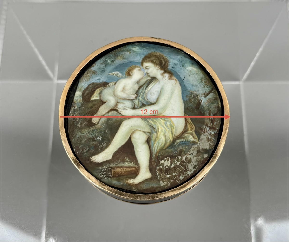 Boîte ronde au décor de Vénus et Cupidon sertie d’un pourtour en or 14k-photo-5