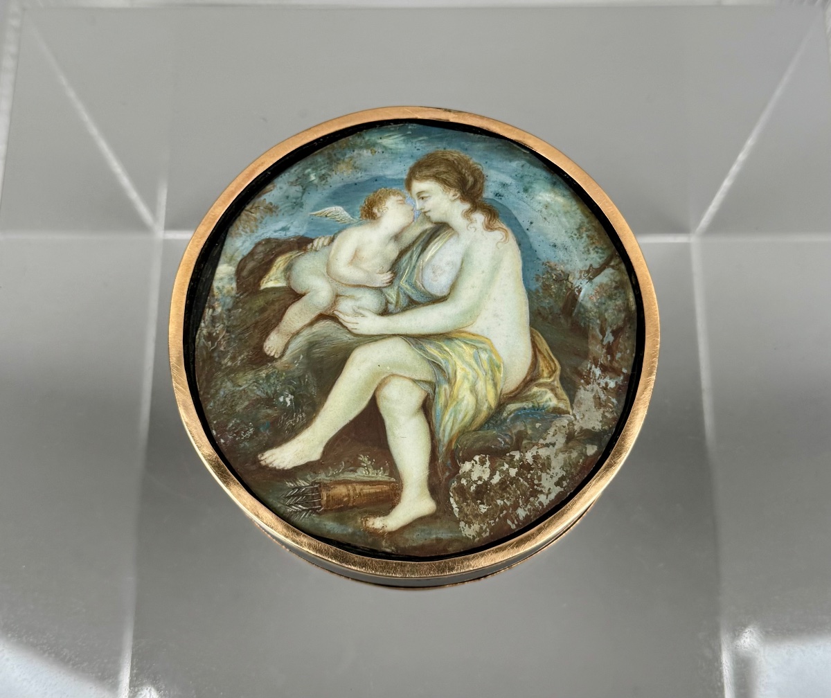 Boîte ronde au décor de Vénus et Cupidon sertie d’un pourtour en or 14k-photo-6