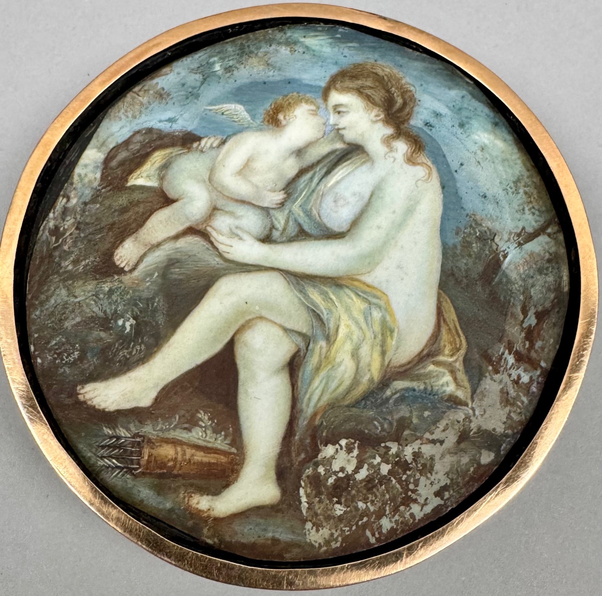Boîte ronde au décor de Vénus et Cupidon sertie d’un pourtour en or 14k