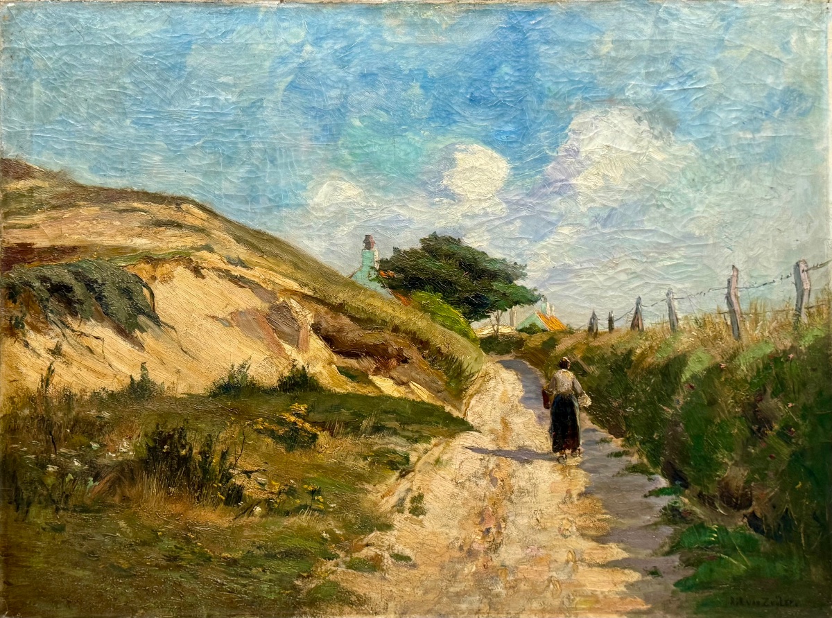 Jeune femme sur un chemin sablonneux entre les dunes -photo-3
