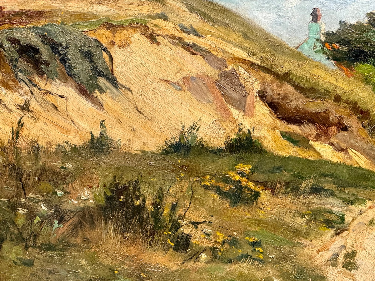 Jeune femme sur un chemin sablonneux entre les dunes -photo-2