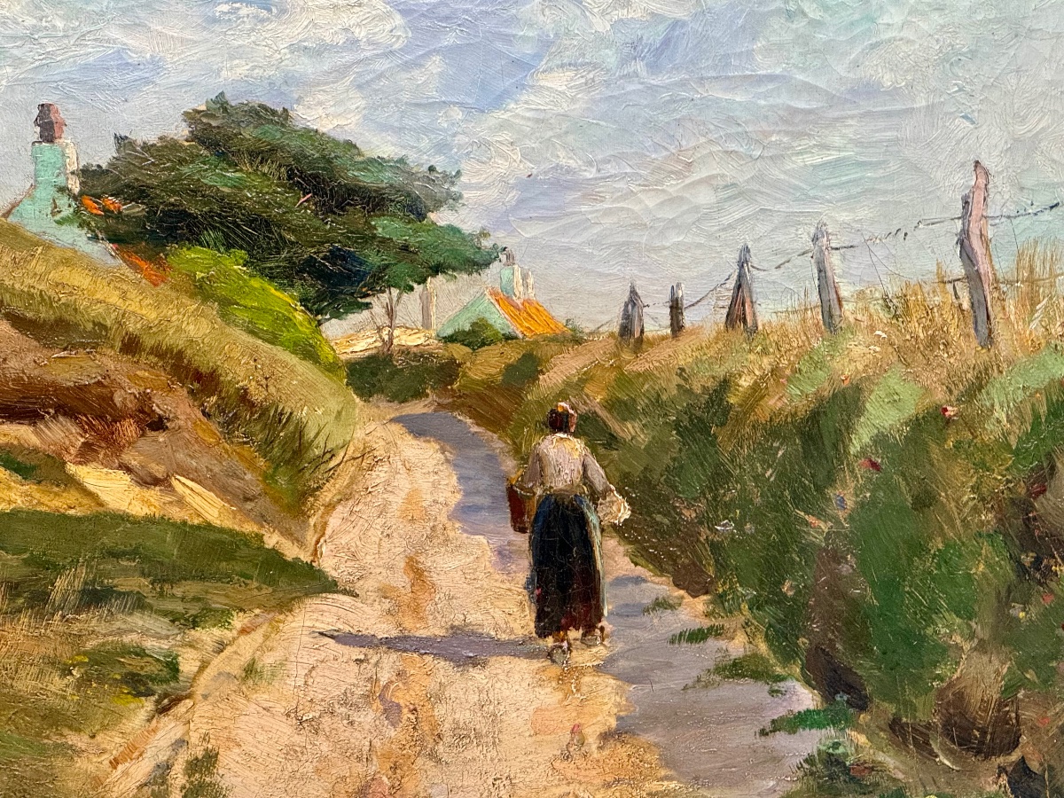 Jeune femme sur un chemin sablonneux entre les dunes -photo-6