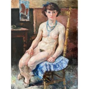 Jeune femme nue au collier bleu