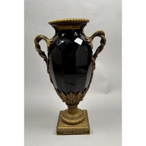 Grand vase néoclassique en céramique noire à anses en bronze doré