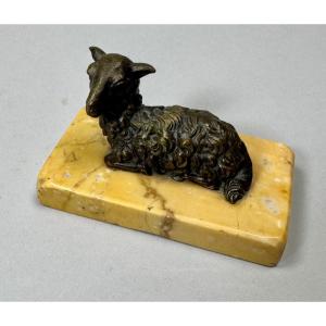 Petit bronze d’un mouton en presse papier , XIXème .