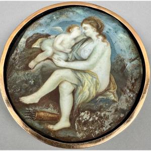 Boîte ronde au décor de Vénus et Cupidon sertie d’un pourtour en or 14k