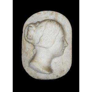 Grans profil de femme en bas-relief de marbre
