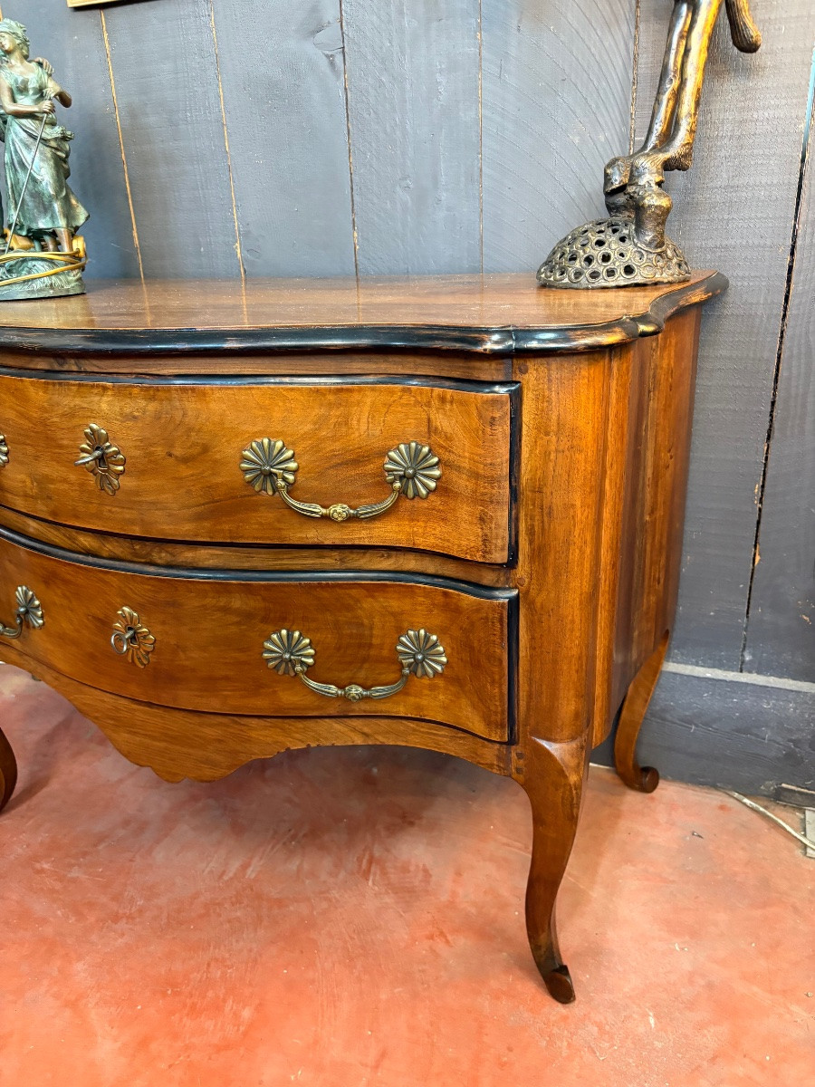 Commode sauteuse en noyer – Travail grenoblois attribuable à l’influence de Thomas Hache-photo-2