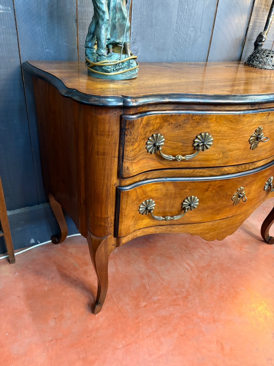 Commode sauteuse en noyer – Travail grenoblois attribuable à l’influence de Thomas Hache-photo-3