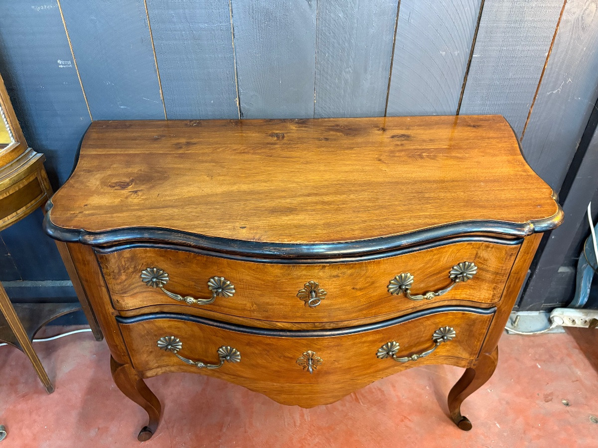Commode sauteuse en noyer – Travail grenoblois attribuable à l’influence de Thomas Hache-photo-1
