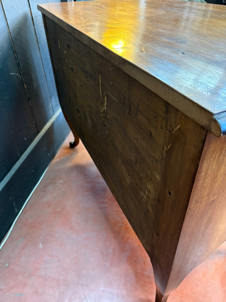 Commode sauteuse en noyer – Travail grenoblois attribuable à l’influence de Thomas Hache-photo-7