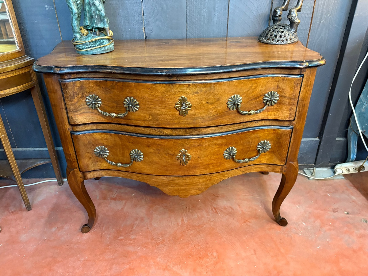 Commode sauteuse en noyer – Travail grenoblois attribuable à l’influence de Thomas Hache