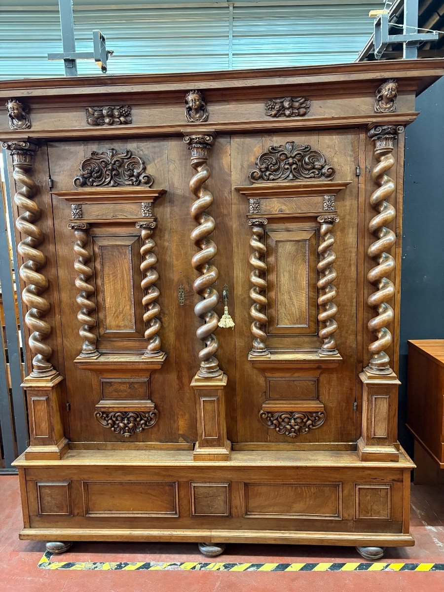 Armoire alsacienne à 8 colonnes – Époque XVIIᵉ siècle – Noyer massif