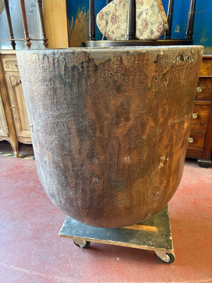 Creuset  de fonderie ancien – jardinière design patine cuivre. 