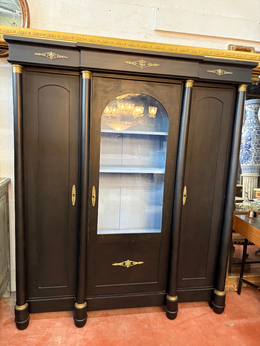 Bibliothèque de style empire ouvrant par trois portes 