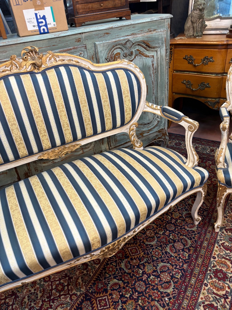 Élégant salon de style Louis XV en bois peint rechampi – Canapé et paire de fauteuils – Fin XIX-photo-4