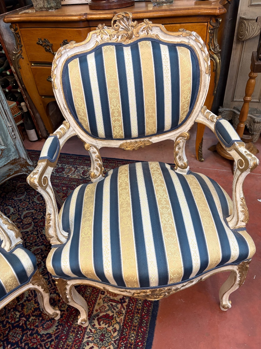 Élégant salon de style Louis XV en bois peint rechampi – Canapé et paire de fauteuils – Fin XIX-photo-1