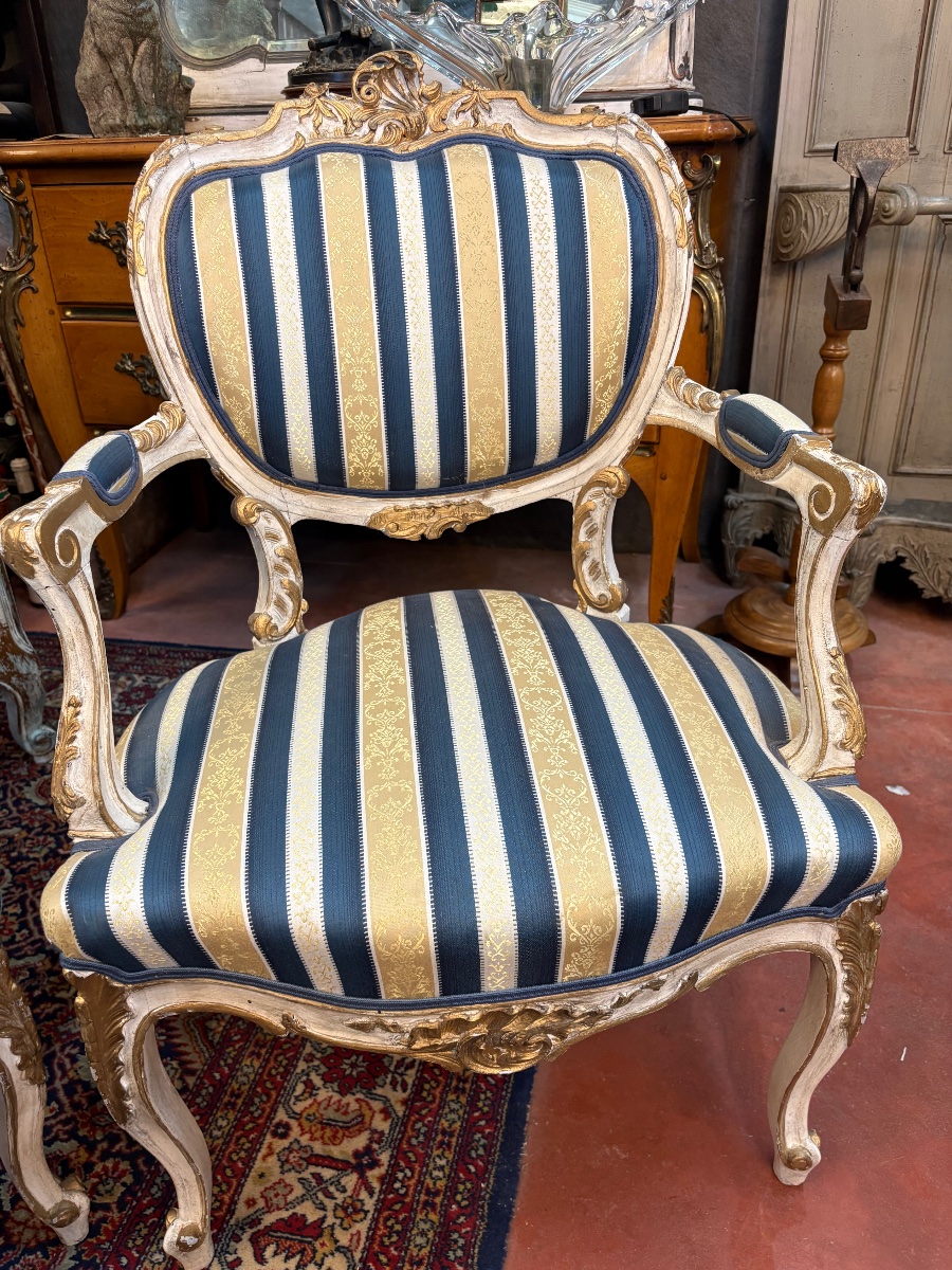 Élégant salon de style Louis XV en bois peint rechampi – Canapé et paire de fauteuils – Fin XIX-photo-3