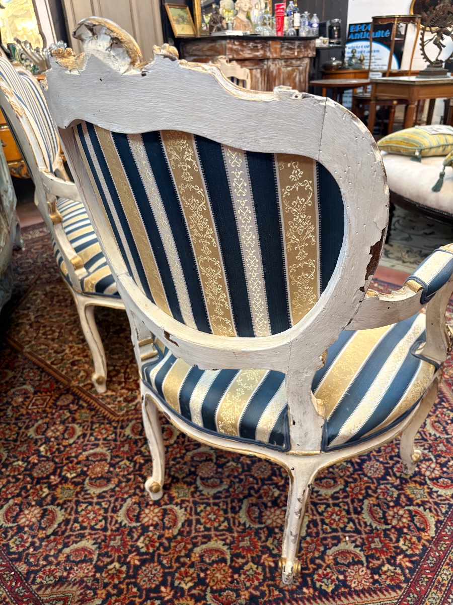 Élégant salon de style Louis XV en bois peint rechampi – Canapé et paire de fauteuils – Fin XIX-photo-4