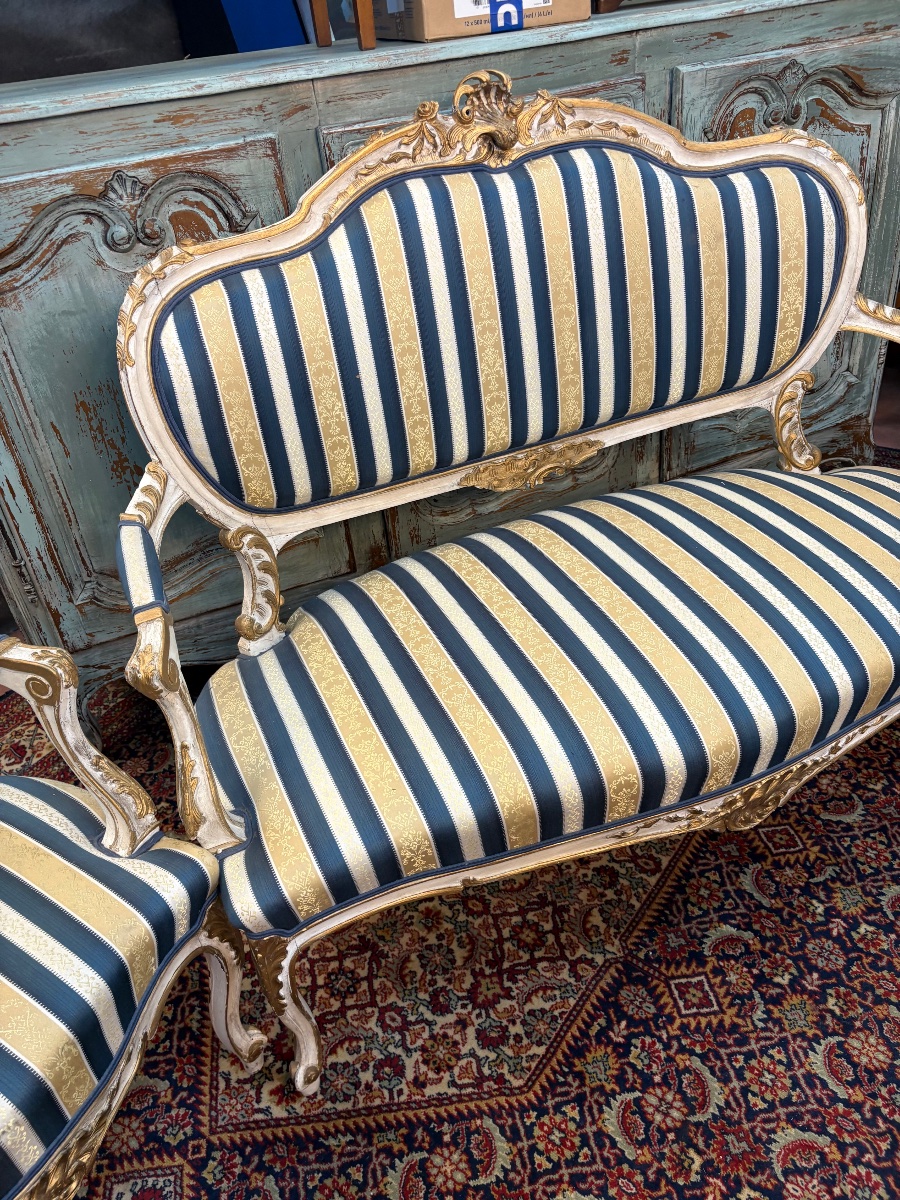 Élégant salon de style Louis XV en bois peint rechampi – Canapé et paire de fauteuils – Fin XIX-photo-7