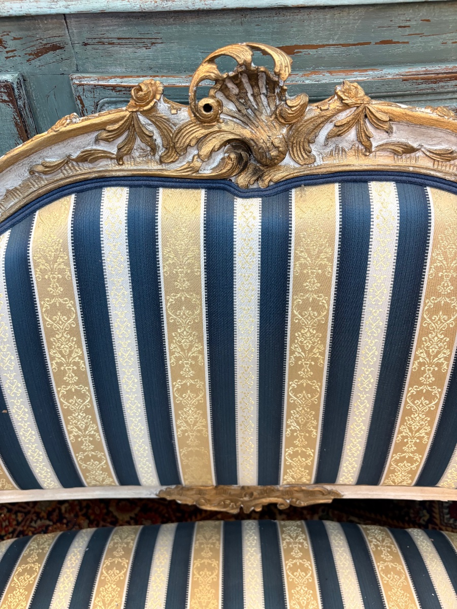 Élégant salon de style Louis XV en bois peint rechampi – Canapé et paire de fauteuils – Fin XIX-photo-8