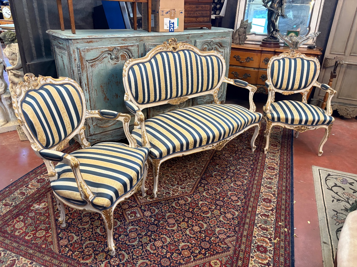 Élégant salon de style Louis XV en bois peint rechampi – Canapé et paire de fauteuils – Fin XIX